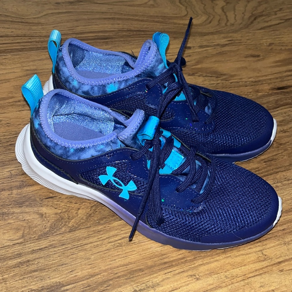 Under Armour girls 4 youth blue sneakers